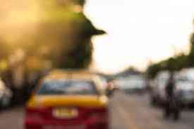 La imagen de un coche amarillo que está conduciendo